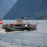 House Flora - At Traunsee * 阿尔特穆斯特